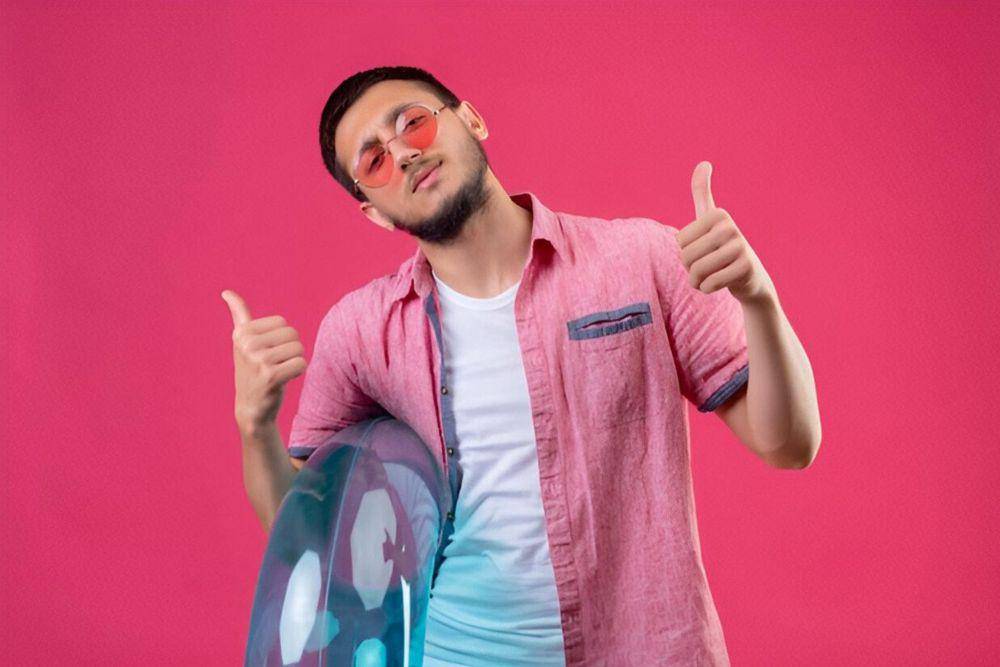 ilustrasi pria menggunakan pakaian warna pink (freepik.com/stockking)