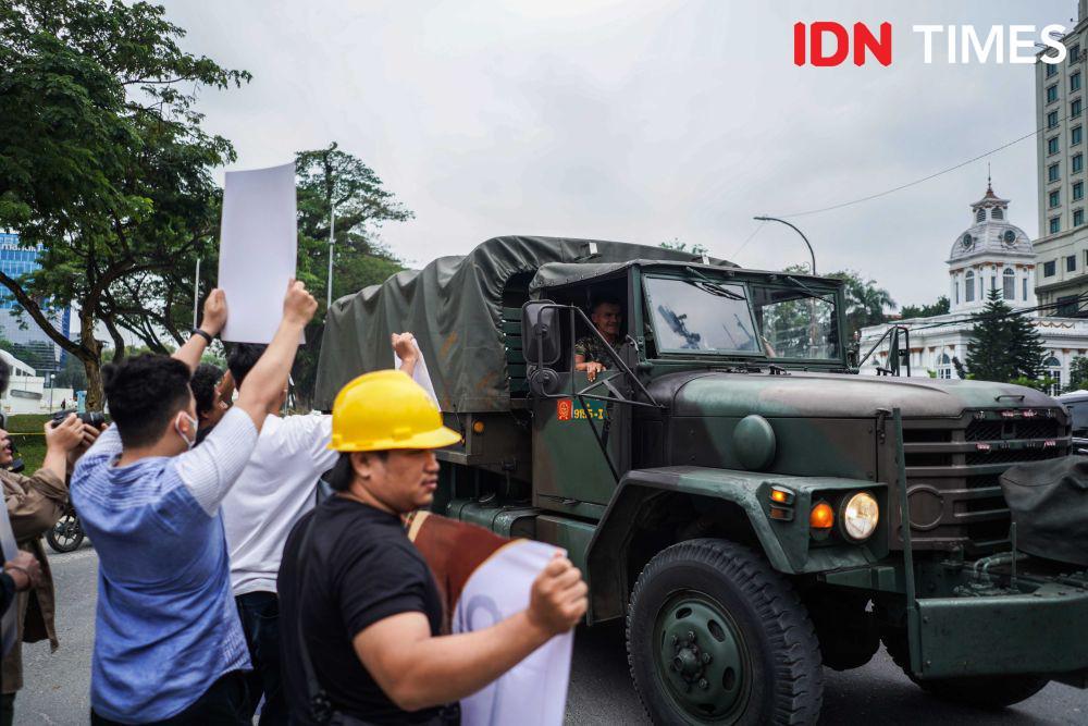 Aksi Tolak UU TNI di Medan, Massa Nyaris Adang Truk TNI