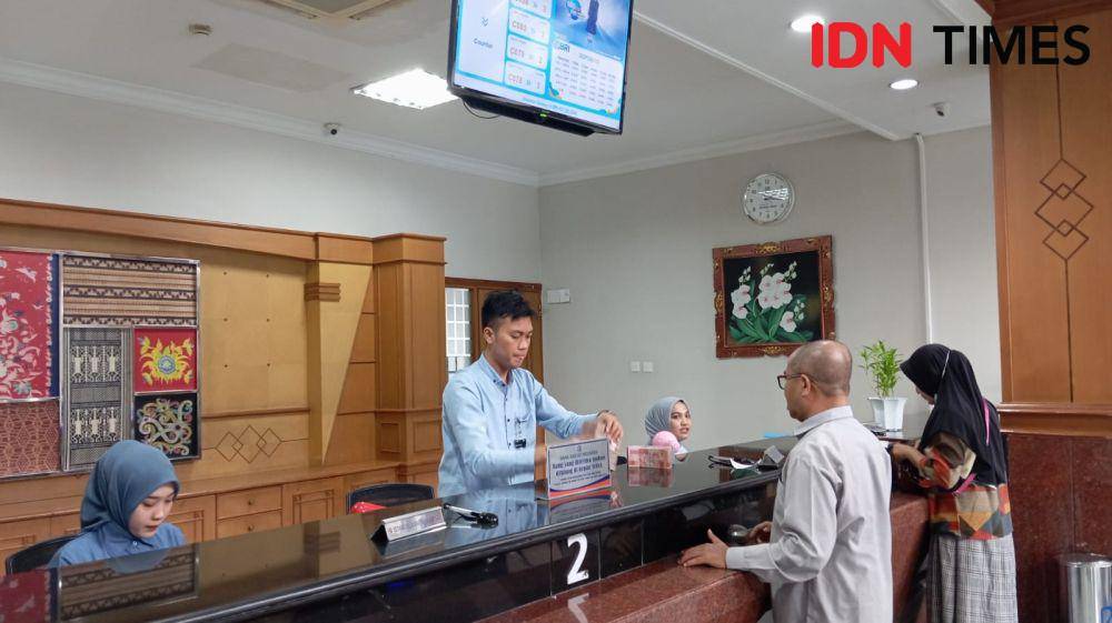 Staf BRI Cabang Selong saat melayani nasabah. (IDN Times/Ruhaili)