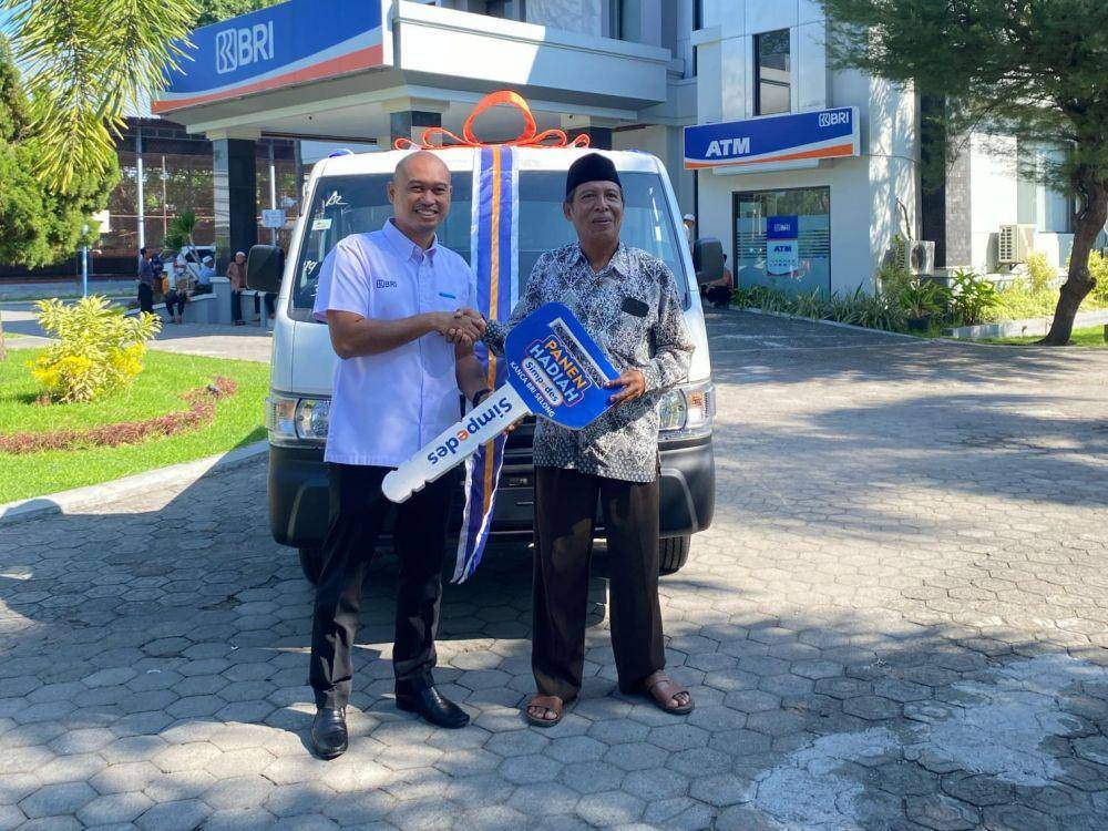 Pemimpin Cabang BRI Selong, Dito Sanjaya Putra saat memberikan hadiah kepada nasabah. (Dok BRI Selong)