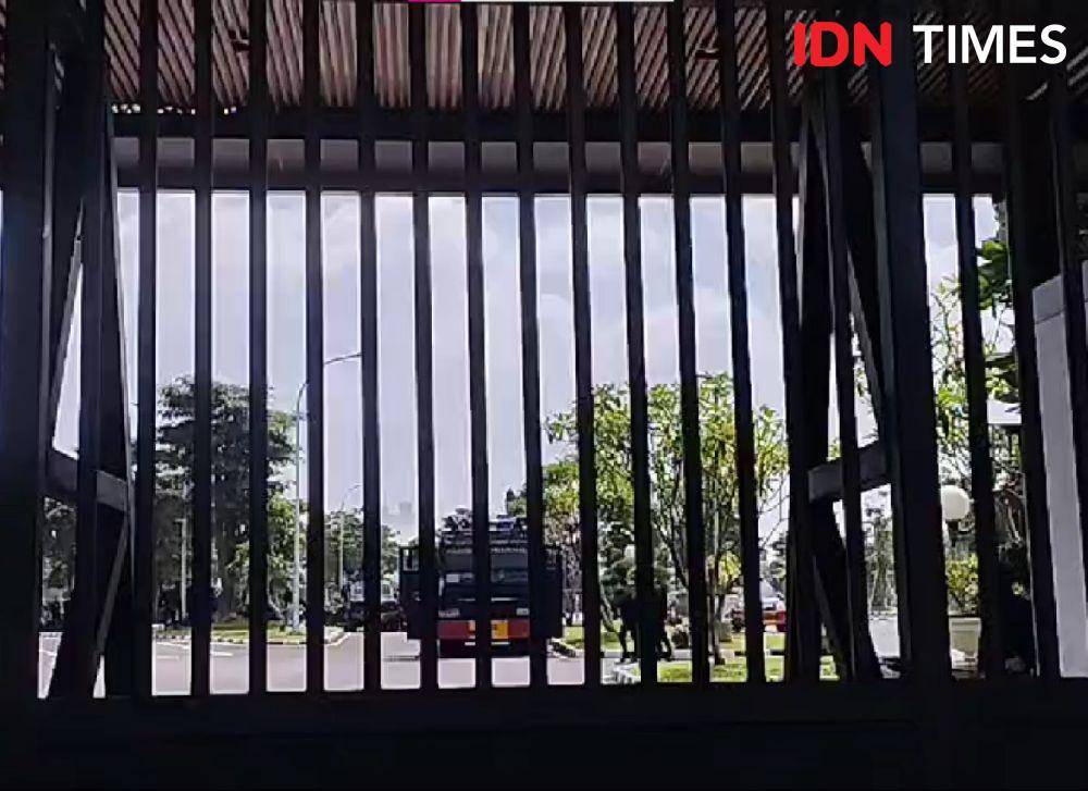 Gerbang DPR Ditutup dan Dirantai Saat Pengesahan RUU TNI