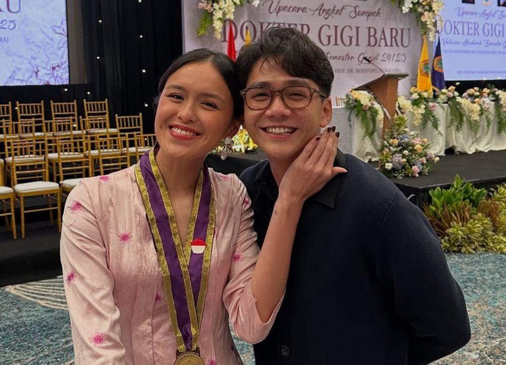 Potret Chicco Kurniawan Damping Pacar Angkat Sumpah Dokter Gigi Baru