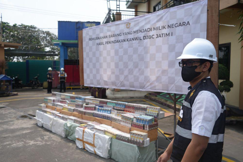 Kantor Wilayah (Kanwil) Bea Cukai Jawa Timur I musnahkan 8,1 juta batang rokok ilegal hasil penindakan pada kuartal pertama pada 2025. (Dok. Bea Cukai)
