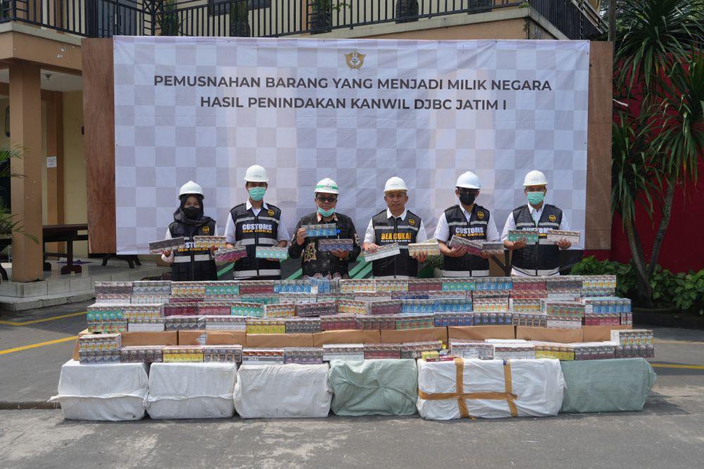 Kantor Wilayah (Kanwil) Bea Cukai Jawa Timur I musnahkan 8,1 juta batang rokok ilegal hasil penindakan pada kuartal pertama pada 2025. (Dok. Bea Cukai)