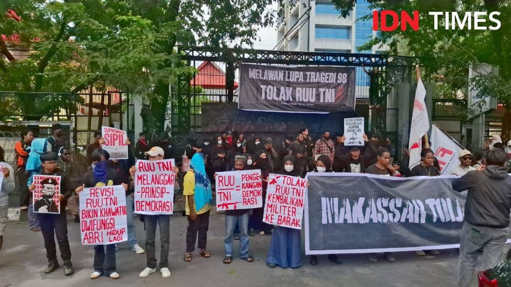 Demonstrasi Menolak Revisi UU TNI Berlanjut di Makassar
