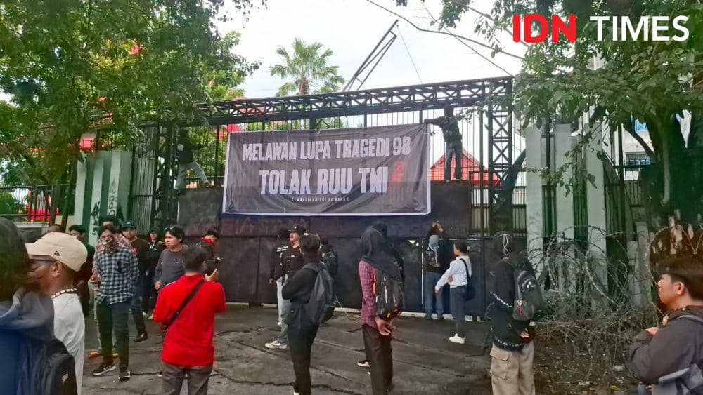 Koalisi Masyarakat Sipil dalam Aksi penolakan revisi UU TNI di depan gedung DPRD Sulsel, Kamis (20/3/2025). (IDN Times/Darsil Yahya)
