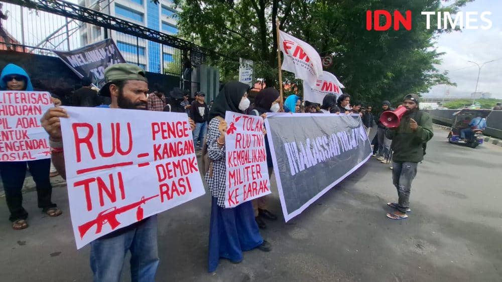 Koalisi Masyarakat Sipil dalam Aksi penolakan revisi UU TNI di depan gedung DPRD Sulsel, Kamis (20/3/2025). (IDN Times/Darsil Yahya)