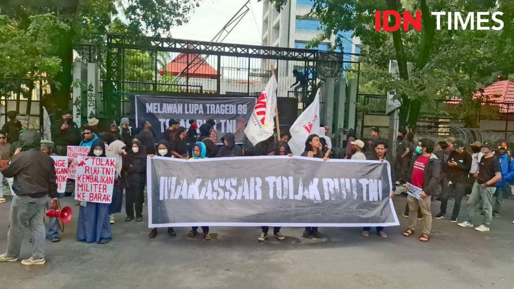 Koalisi Masyarakat Sipil dalam Aksi penolakan revisi UU TNI di depan gedung DPRD Sulsel, Kamis (20/3/2025). (IDN Times/Darsil Yahya)