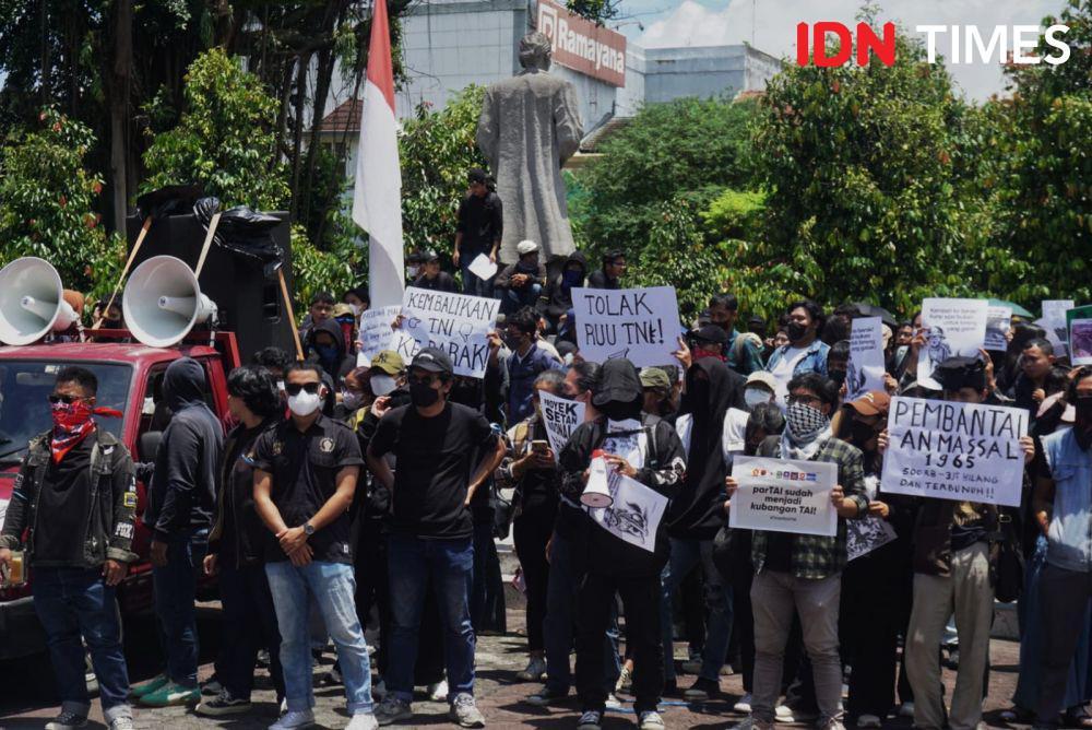 Massa Geruduk Kantor DPRD DIY, Tuntut Batalkan UU TNI
