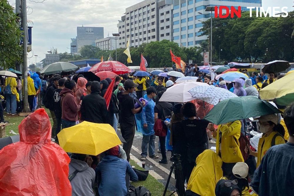 Diguyur Hujan, Mahasiswa Masih Bertahan di Depan DPR