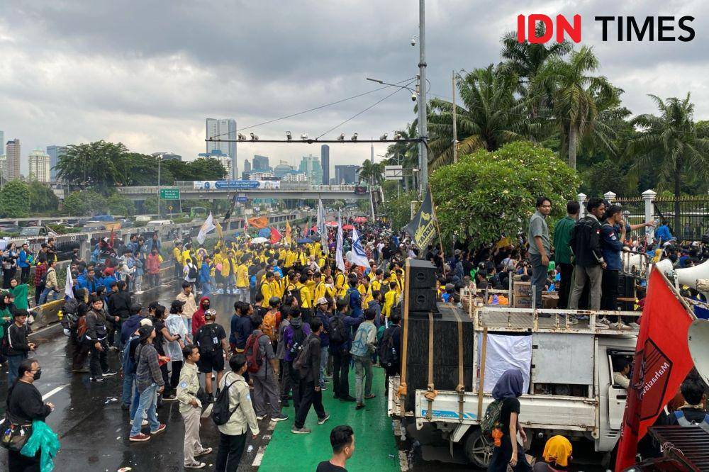 Polisi Semprot Water Cannon ke Masyarakat Aksi Tolak UU TNI
