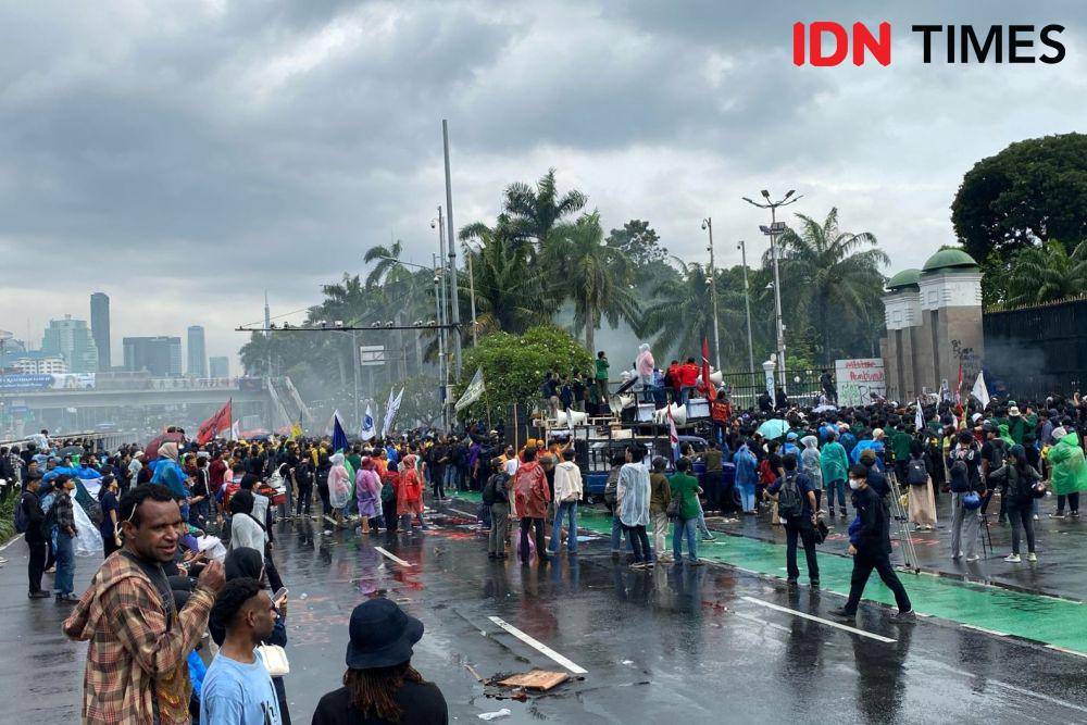 Aksi tolak UU TNI di depan gedung DPR RI pada Kamis (20/3/2025). (IDN Times/Irfan Fathurohman)