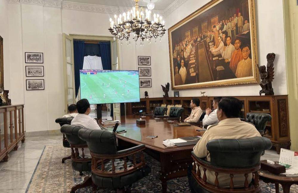 Presiden Prabowo Subianto bersama Seskab Teddy nonton laga Indonesia vs Autsralia di Istana (Instagram/Pabowo Subianto)