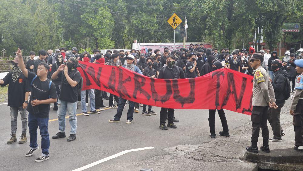 Tolak UU TNI di Manado, Demonstran Ditangkap dan Dipukuli