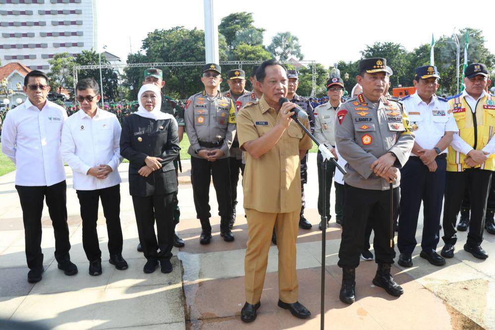 Menteri Dalam Negeri (Mendagri) Muhammad Tito Karnavian menghadiri Apel Gelar Pasukan Operasi “Ketupat-2025” dalam Rangka Pengamanan Idulfitri 1446 H di Lapangan Upacara Gedung Negara Grahadi, Surabaya, Jawa Timur, Kamis (20/3/2025). (Dok. Kemendagri)
