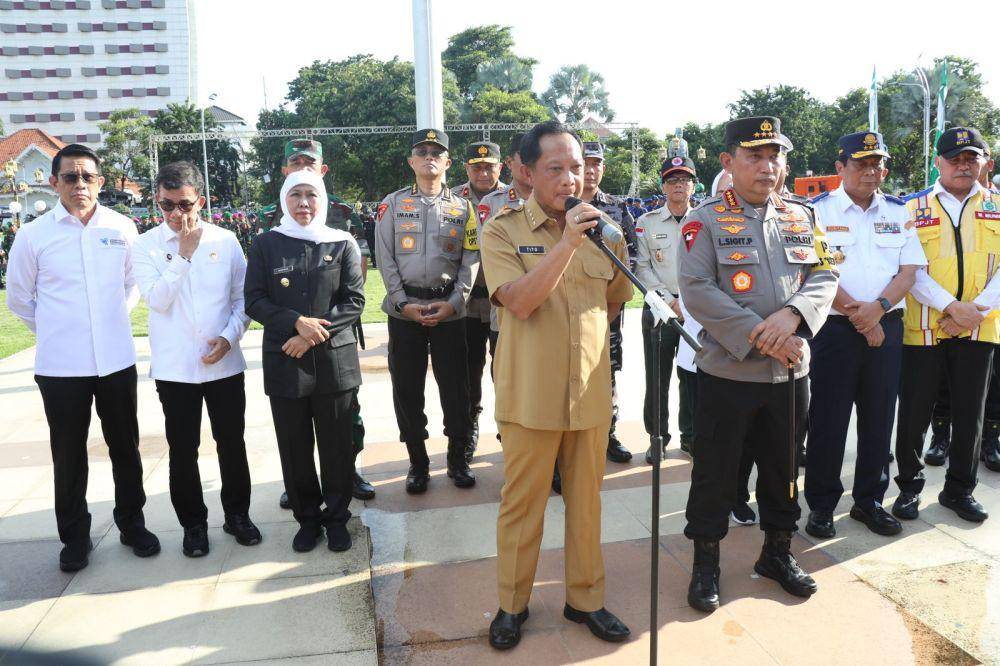 Menteri Dalam Negeri (Mendagri) Muhammad Tito Karnavian menghadiri Apel Gelar Pasukan Operasi “Ketupat-2025” dalam Rangka Pengamanan Idulfitri 1446 H di Lapangan Upacara Gedung Negara Grahadi, Surabaya, Jawa Timur, Kamis (20/3/2025). (Dok. Kemendagri)