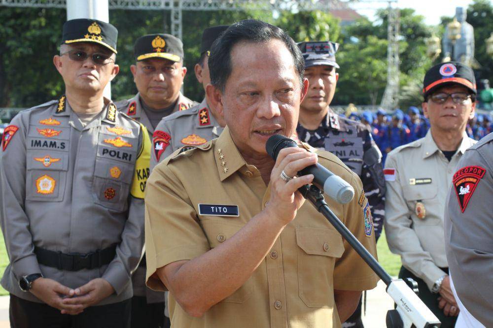 Menteri Dalam Negeri (Mendagri) Muhammad Tito Karnavian menghadiri Apel Gelar Pasukan Operasi “Ketupat-2025” dalam Rangka Pengamanan Idulfitri 1446 H di Lapangan Upacara Gedung Negara Grahadi, Surabaya, Jawa Timur, Kamis (20/3/2025). (Dok. Kemendagri)