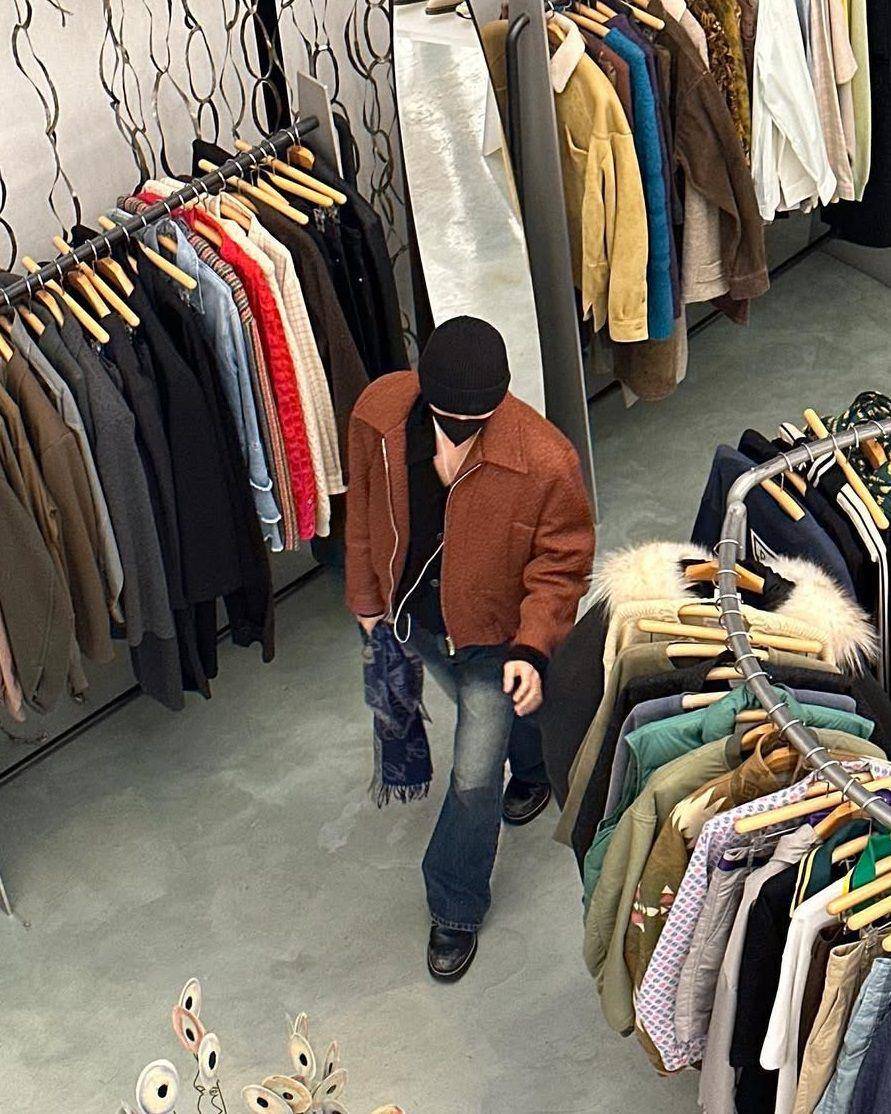 inspirasi outfit liburan ala Kai EXO (instagram.com/zkdlin)