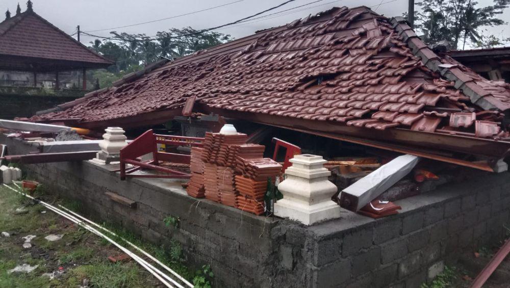 Diterjang Angin Kencang, Bangunan Pura Merajan di Tabanan Roboh