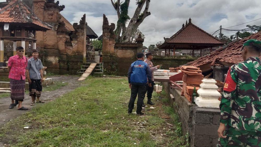 Bangunan Bale Gong Pura Merajan Desa Adat Beluangan di Tabanan roboh akibat angin kencang (Dok.IDNTimes/Istimewa)