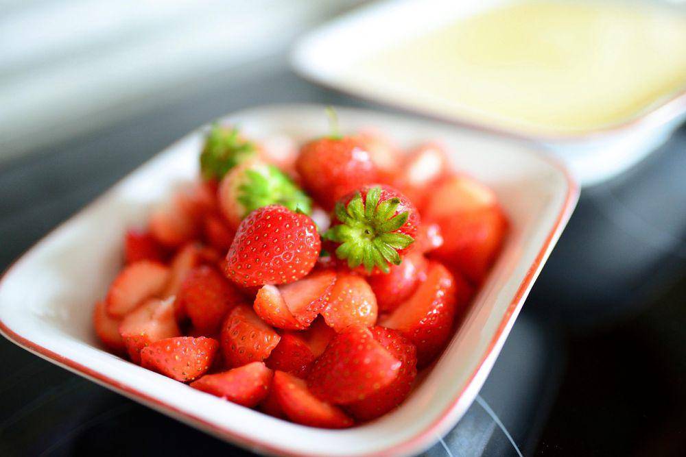 Potongan buah strawberry (pixabay.com/congerdesign)