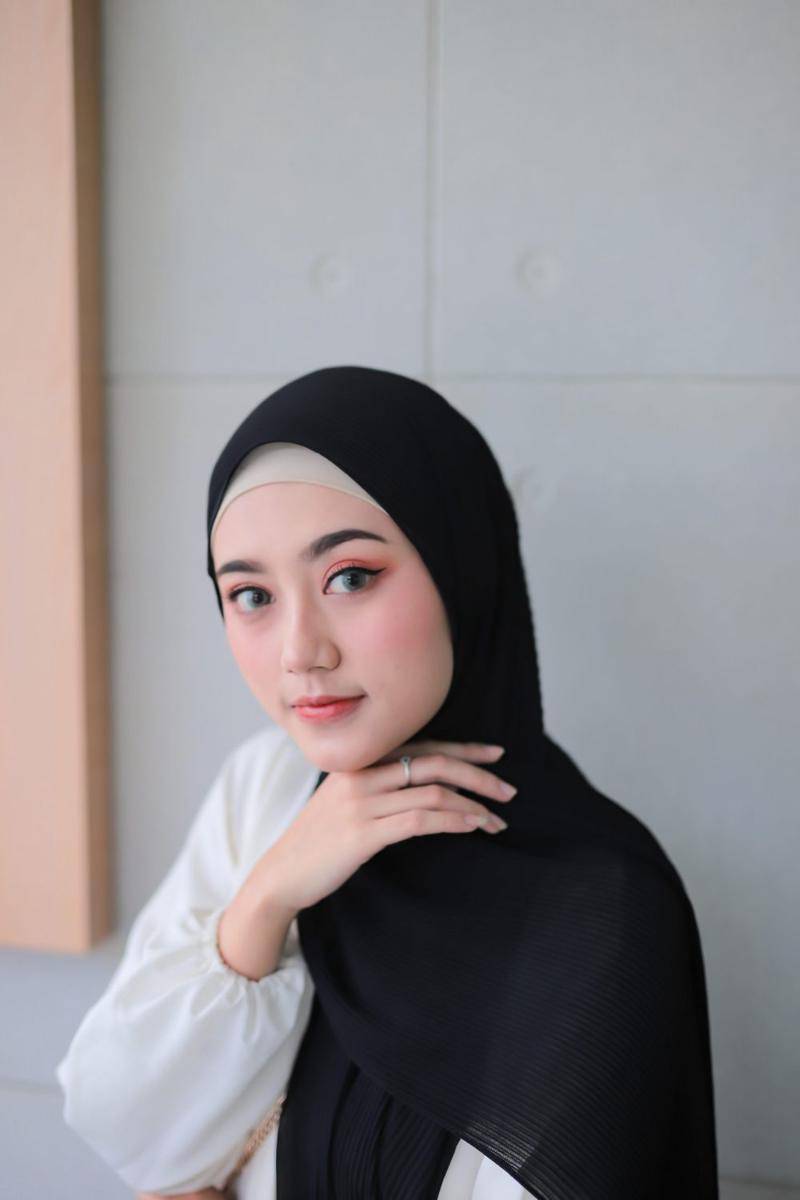 Nadiraa Hijab Selena shawl (nadiraahijab.id)