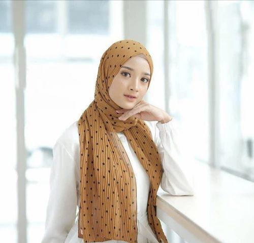 5 Pilihan Pashmina Plisket, Bikin Penampilan Makin Hits!
