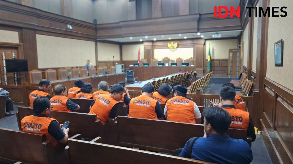 Pasukan Rompi Oranye Penuhi Sidang Hasto Kristiyanto