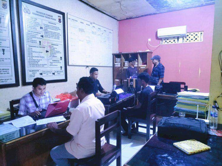 Polisi mengambil keterangan pelaku pencurian kursi di kampus Undana. (Polsek Kota Lama)