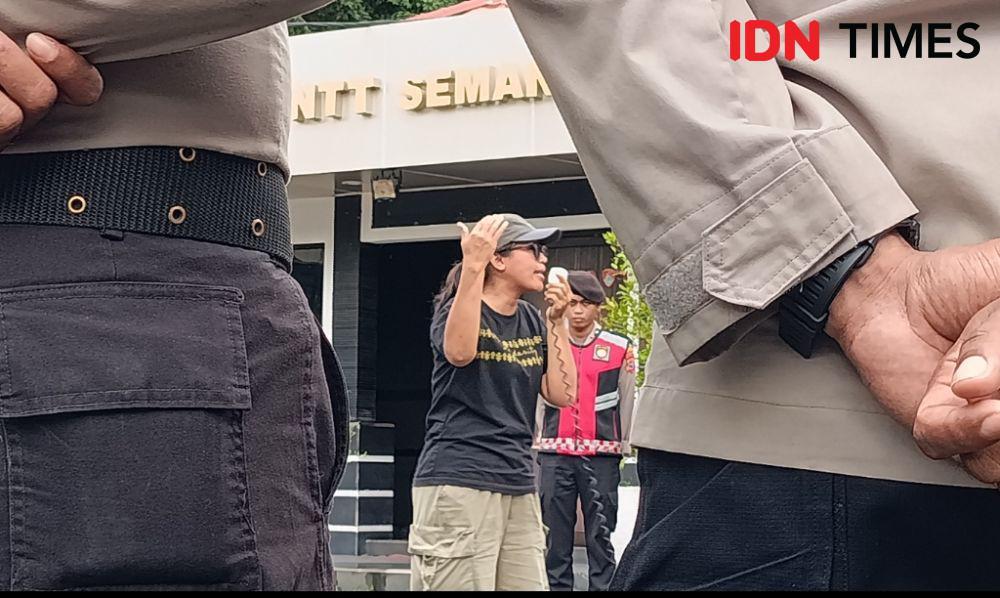 Linda Tagie dalam orasinya menuntut Polri tolak banding eks Kapolres Ngada. (IDN Times/ Putra F. D. Bali Mula)