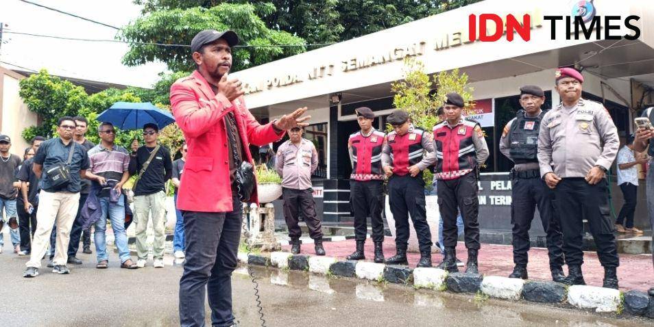 Orasi mahasiswa di Polda NTT, aksi terhadap eks Kapolres Ngada. (IDN Times/ Putra F. D. Bali Mula)