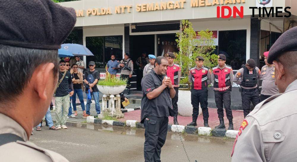 Orasi dari warga Kota Kupang atas kasus eks Kapolres Ngada di Polda NTT. (IDN Times/Putra F. D. Bali Mula)