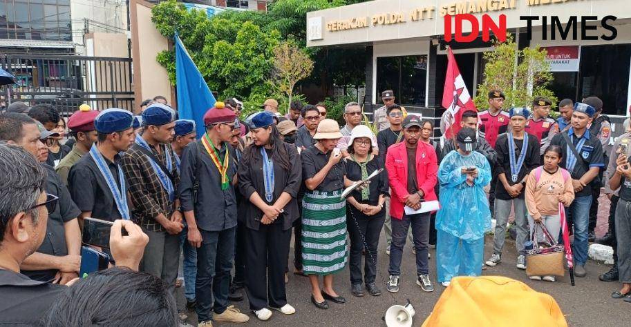 Demo di Polda NTT atas kasus eks Kapolres Ngada. (IDN Times/ Putra F. D. Bali Mula)
