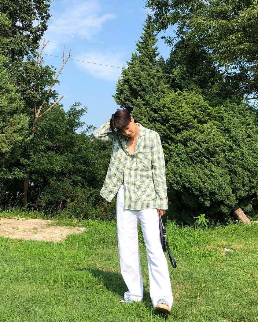 inspirasi outfit liburan ala Kai EXO (instagram.com/zkdlin)