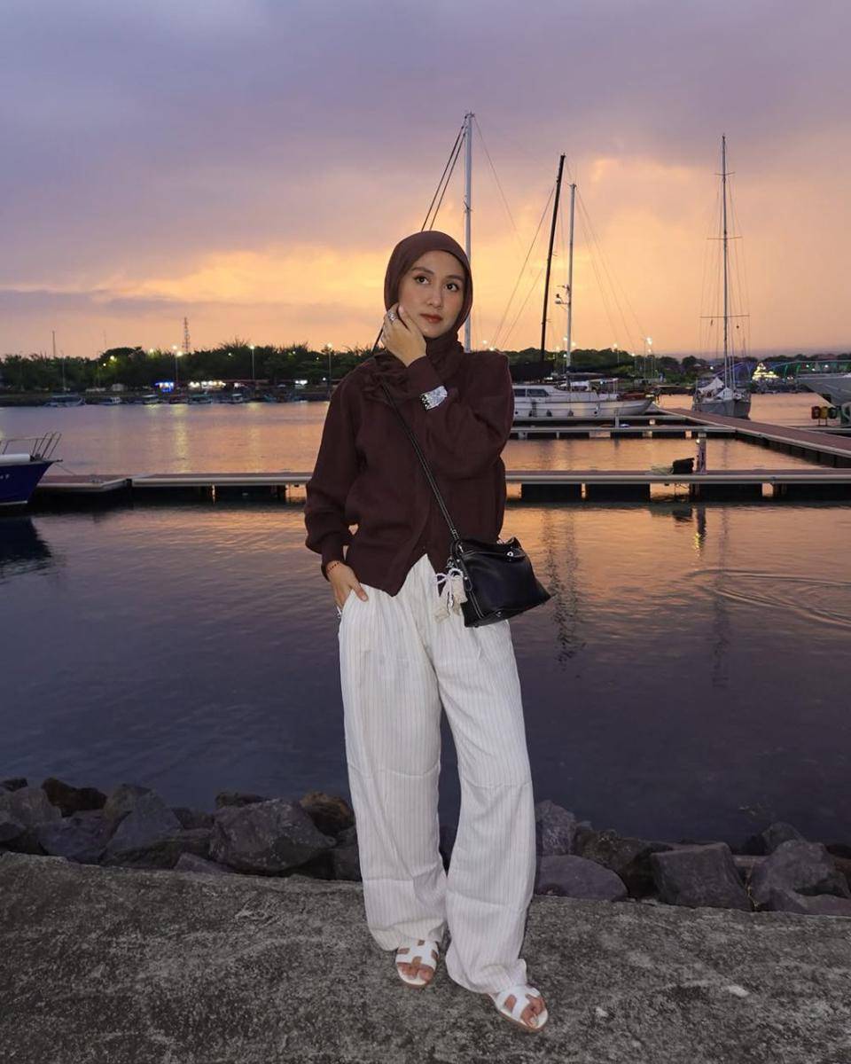 mix and match outfit cokelat tua ala Inas Rana (instagram.com/inasrana)