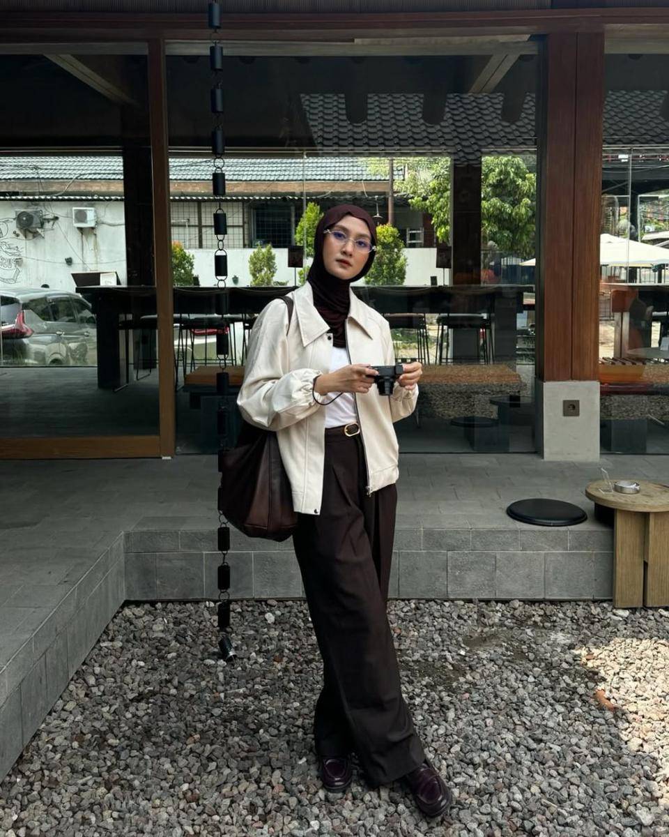mix and match outfit cokelat tua ala Inas Rana (instagram.com/inasrana)