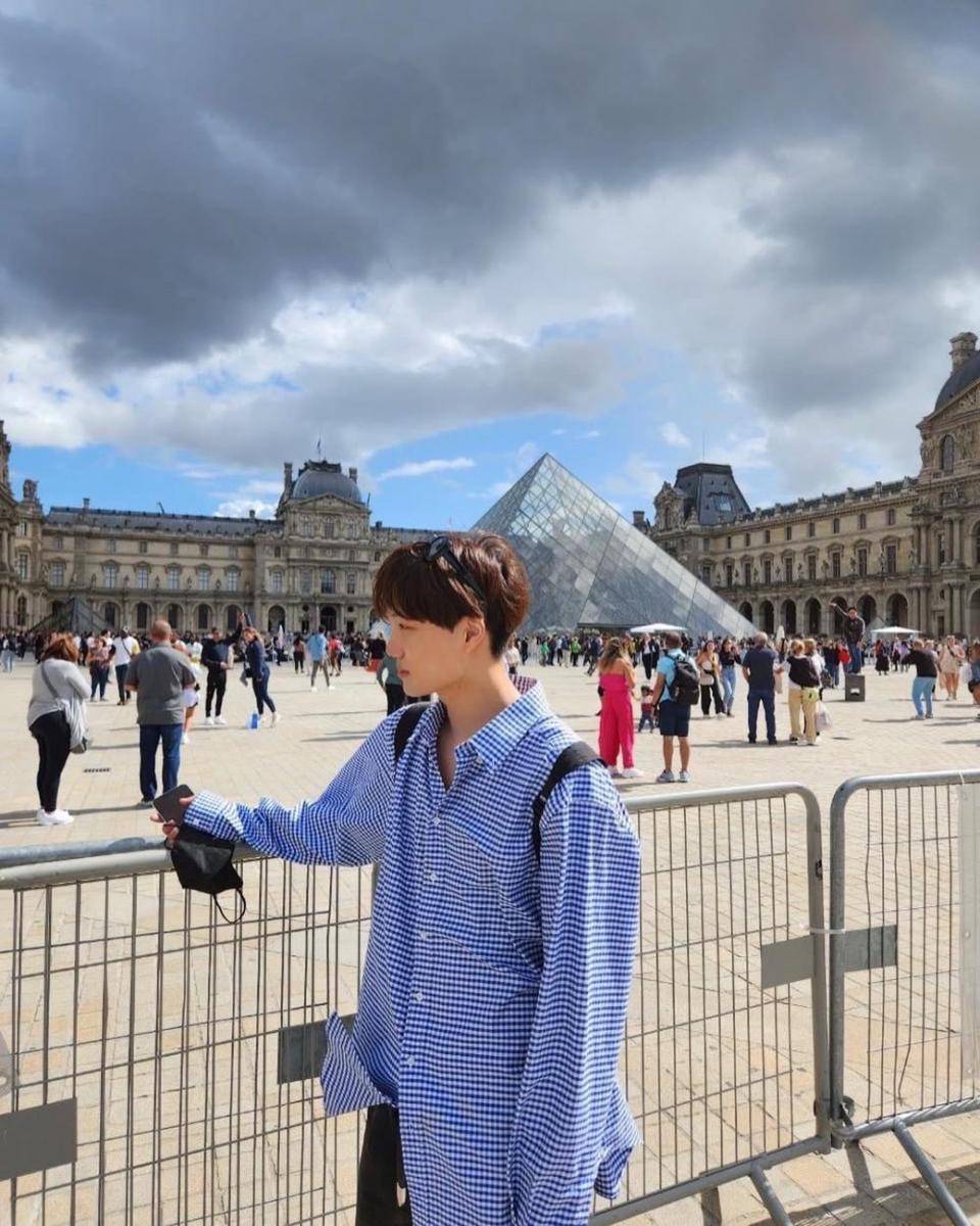 inspirasi outfit liburan ala Kai EXO (instagram.com/zkdlin)