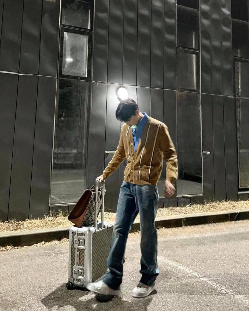 inspirasi outfit liburan ala Kai EXO (instagram.com/zkdlin)