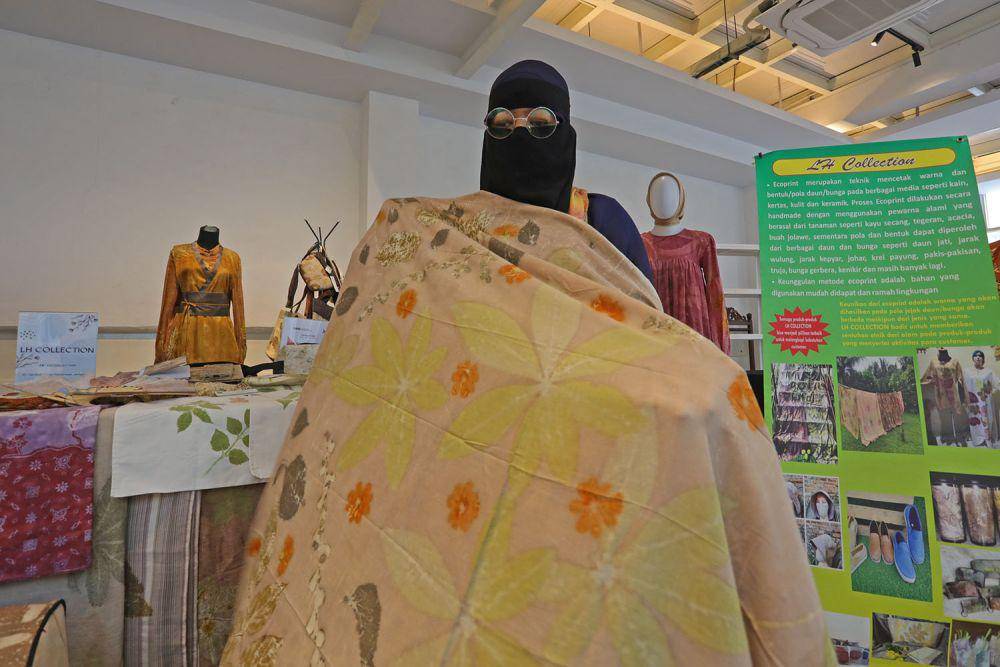 LH Collection memamerkan produk kain ecoprint dan beragam jenis produk lainnya pada Medan Raya Fashion Week (MRFW) di Warenhuis Medan (IDN Times/Arifin Al Alamudi)
