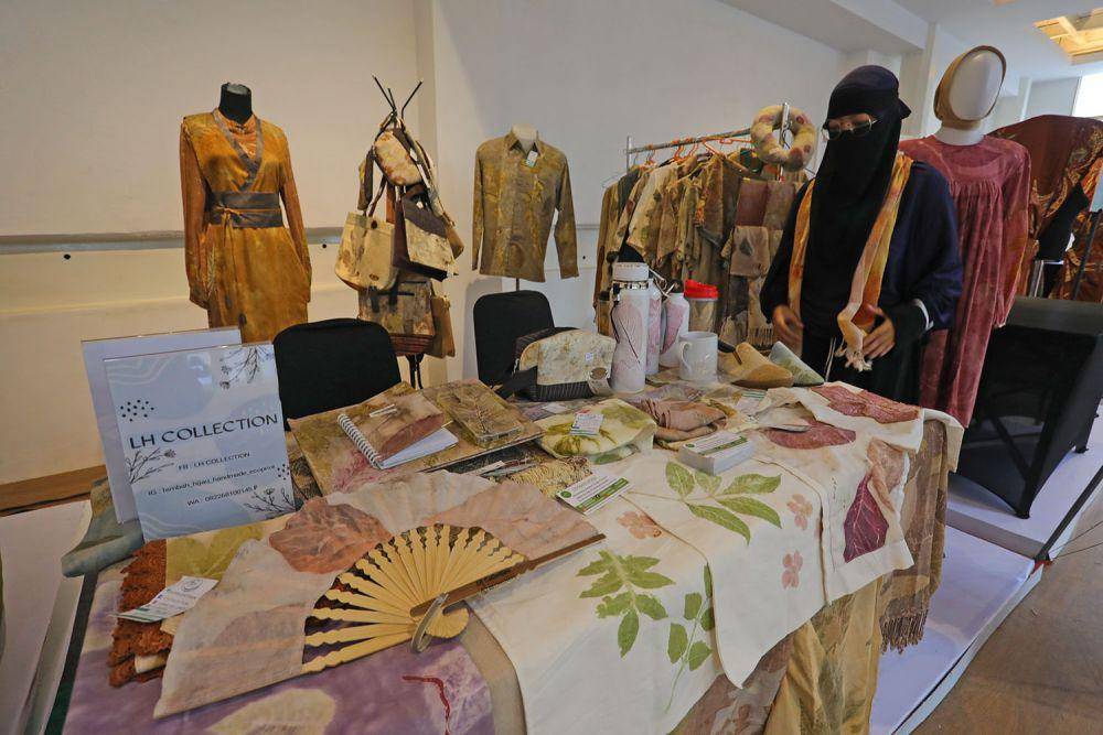 LH Collection memamerkan produk kain ecoprint dan beragam jenis produk lainnya pada Medan Raya Fashion Week (MRFW) di Warenhuis Medan (IDN Times/Arifin Al Alamudi)