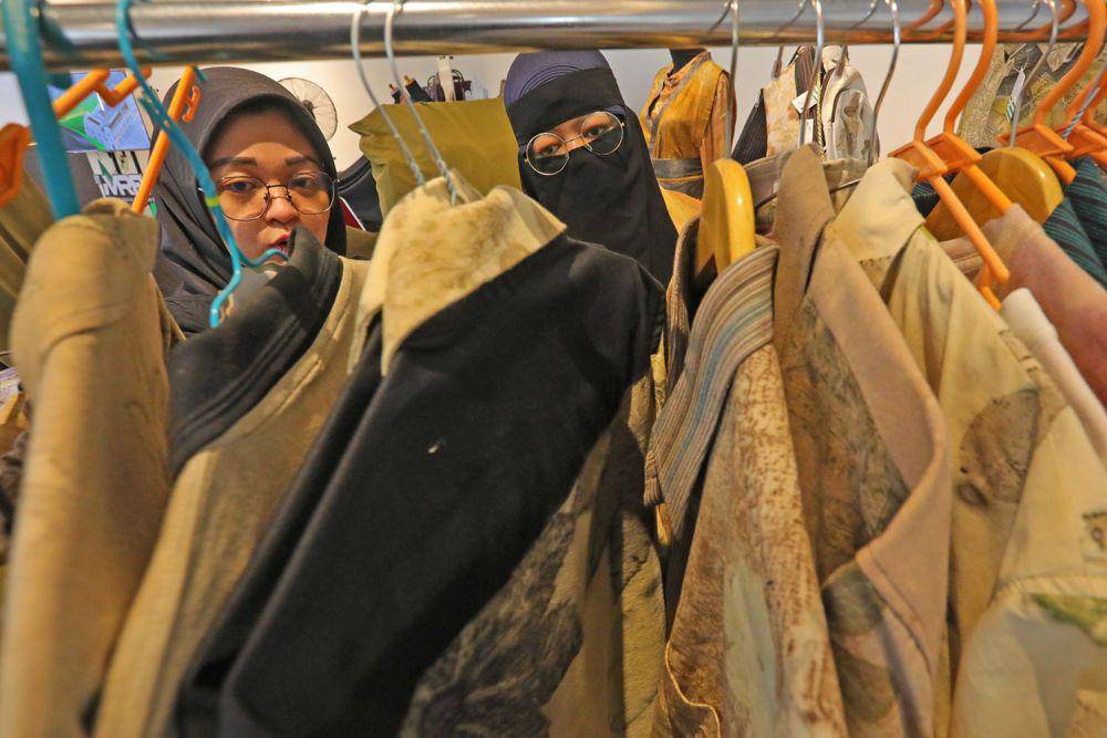 LH Collection memamerkan produk kain ecoprint dan beragam jenis produk lainnya pada Medan Raya Fashion Week (MRFW) di Warenhuis Medan (IDN Times/Arifin Al Alamudi)