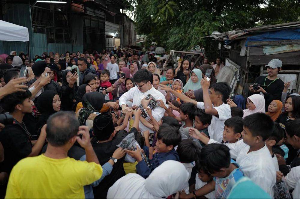 potret Atta Halilintar di kampung pemulung (instagram.com/attahalilintar)