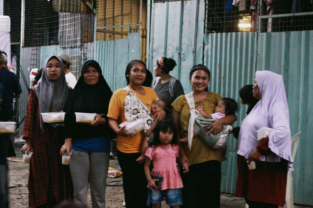 potret Atta Halilintar di kampung pemulung (instagram.com/attahalilintar)