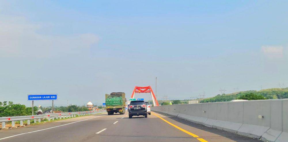 ilustrasi jalan tol (vecteezy.com/cindhyade)