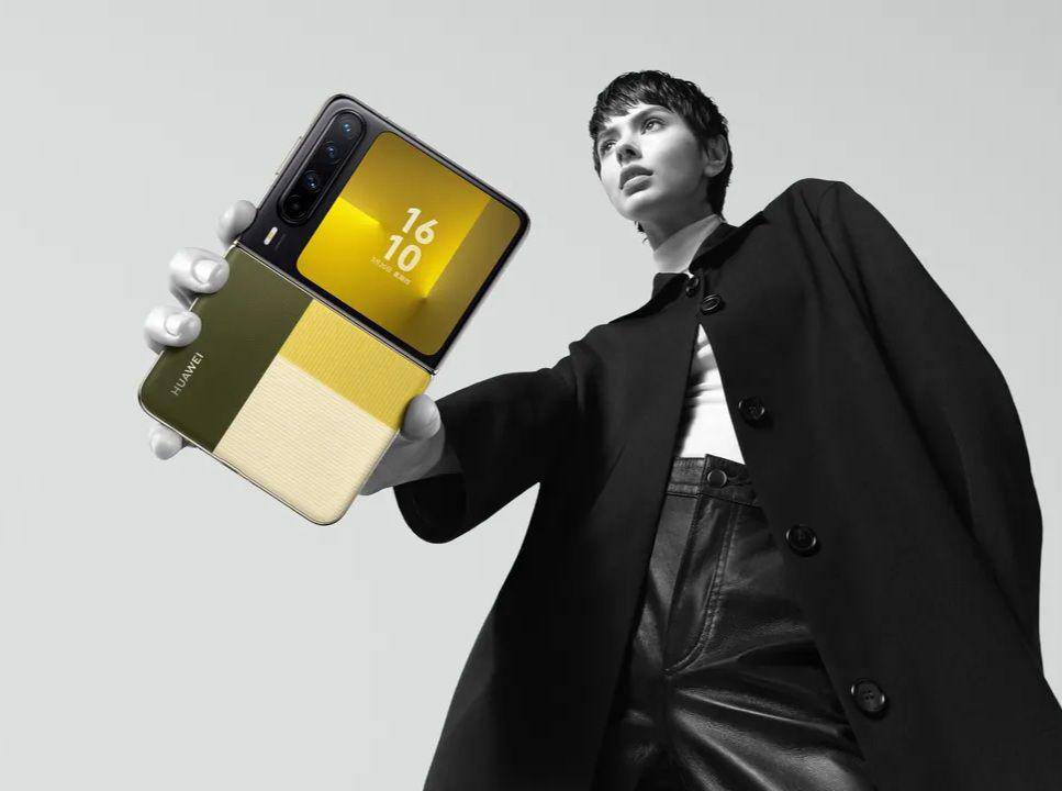 Seseorang memegang HUAWEI Pura X collector’s edition. (huawei.com)
