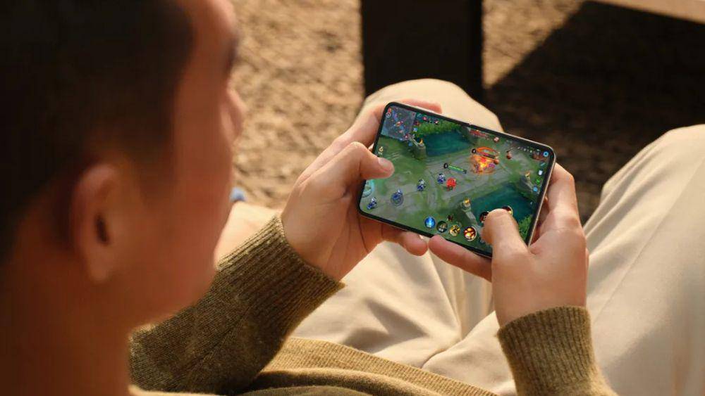 Seseorang bermain game dengna HUAWEI Pura X. (huawei.com)