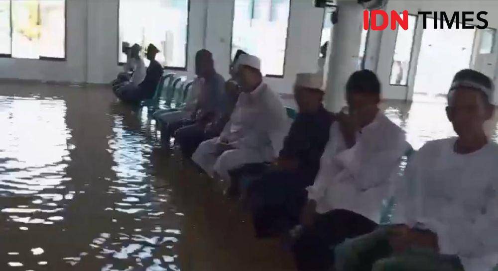 Viral Masjid di Kapuas Hulu Gelar Salat Jumat walaupun Direndam Banjir