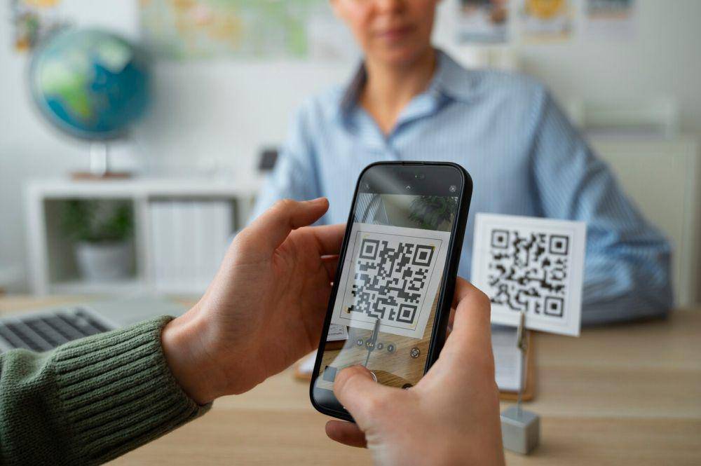 ilustrasi pembayaran QR code menggunakan smartphone (freepik.com/Freepik)
