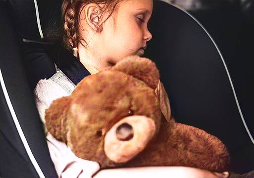 ilustrasi anak tertidur di mobil (freepik.com/Rawpixel)