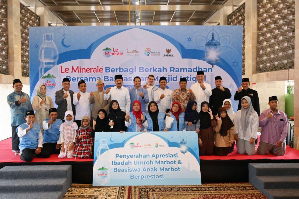 Le Minerale Serahkan Umrah & Beasiswa untuk Marbot Masjid Istiqlal